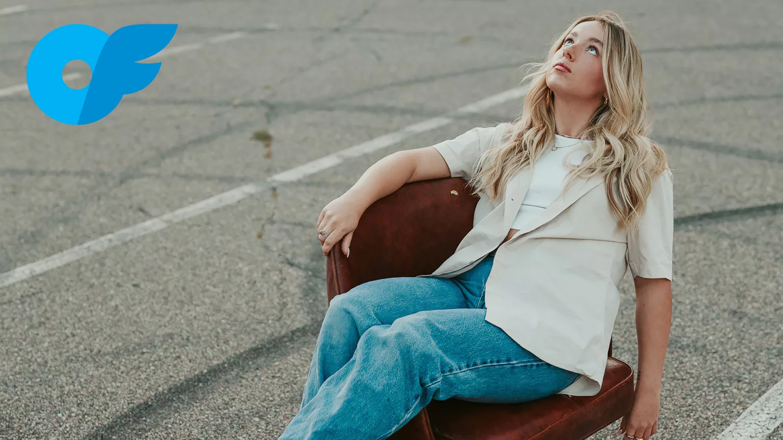 Model looking up having ideas