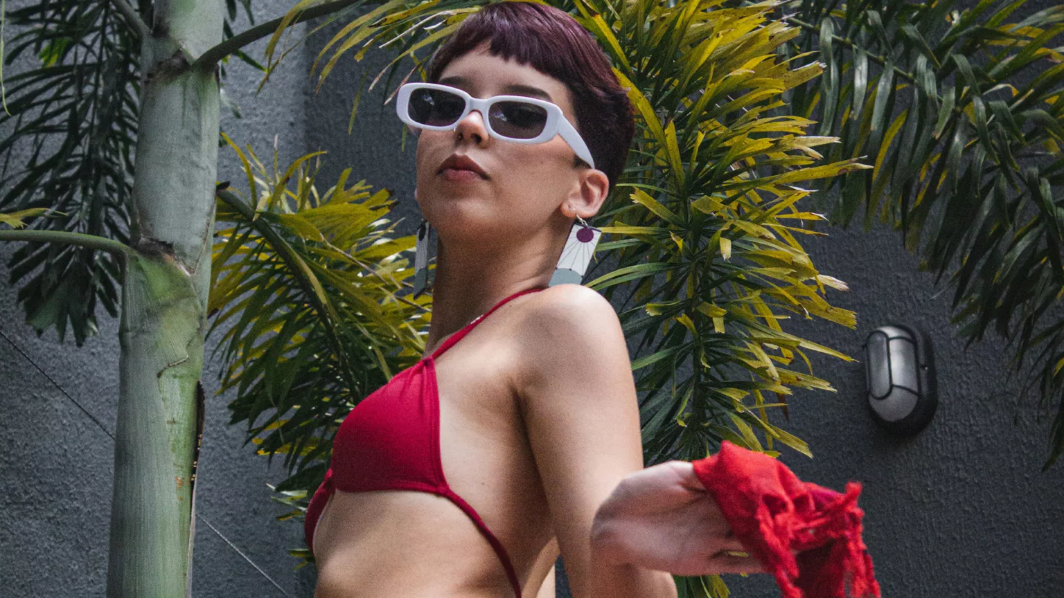 Mulher brasileira celebrando ganhos no OnlyFans em dólares