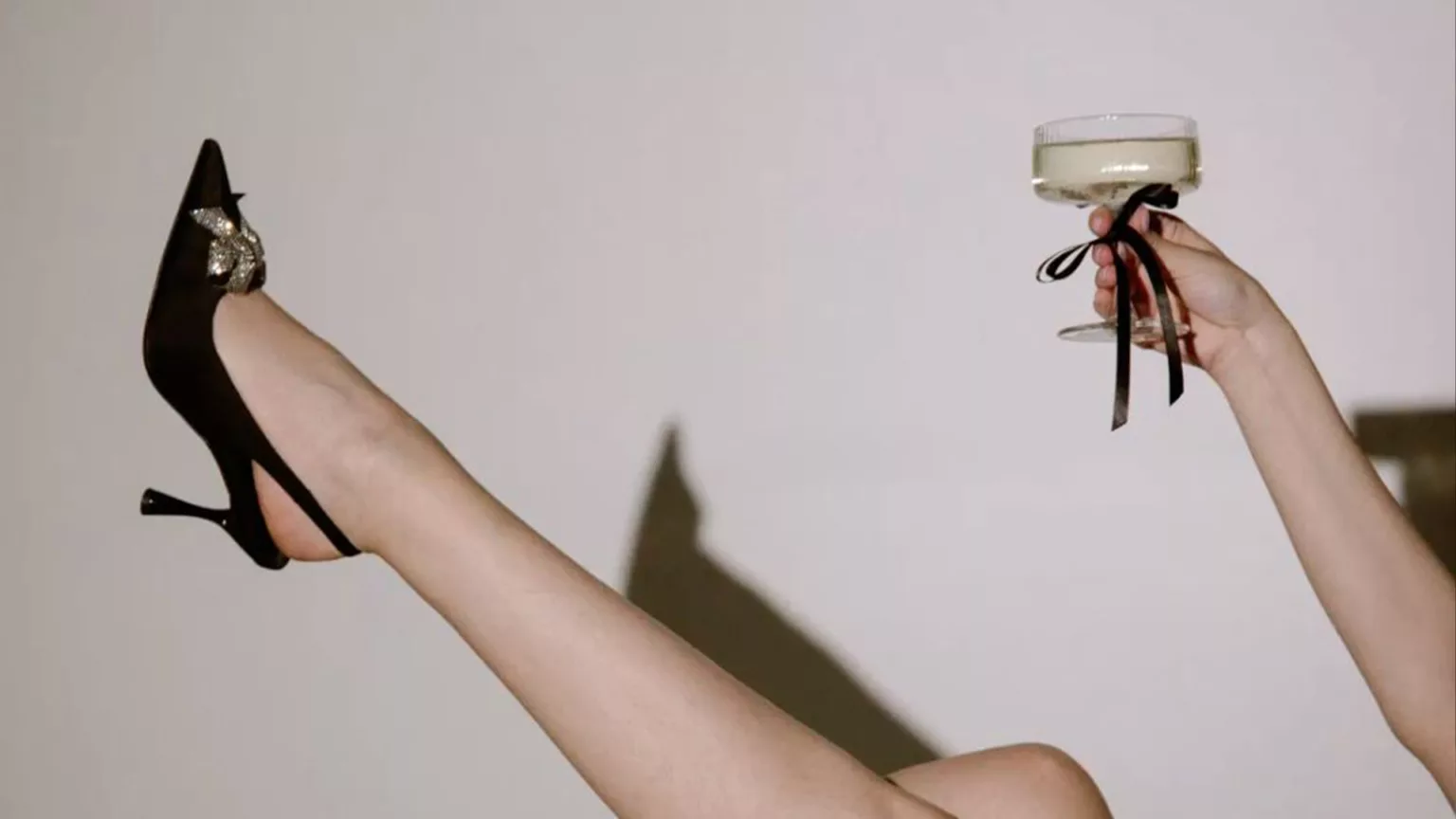 Эстетичное фото девушки со скрытым лицом для анонимного онлифанс