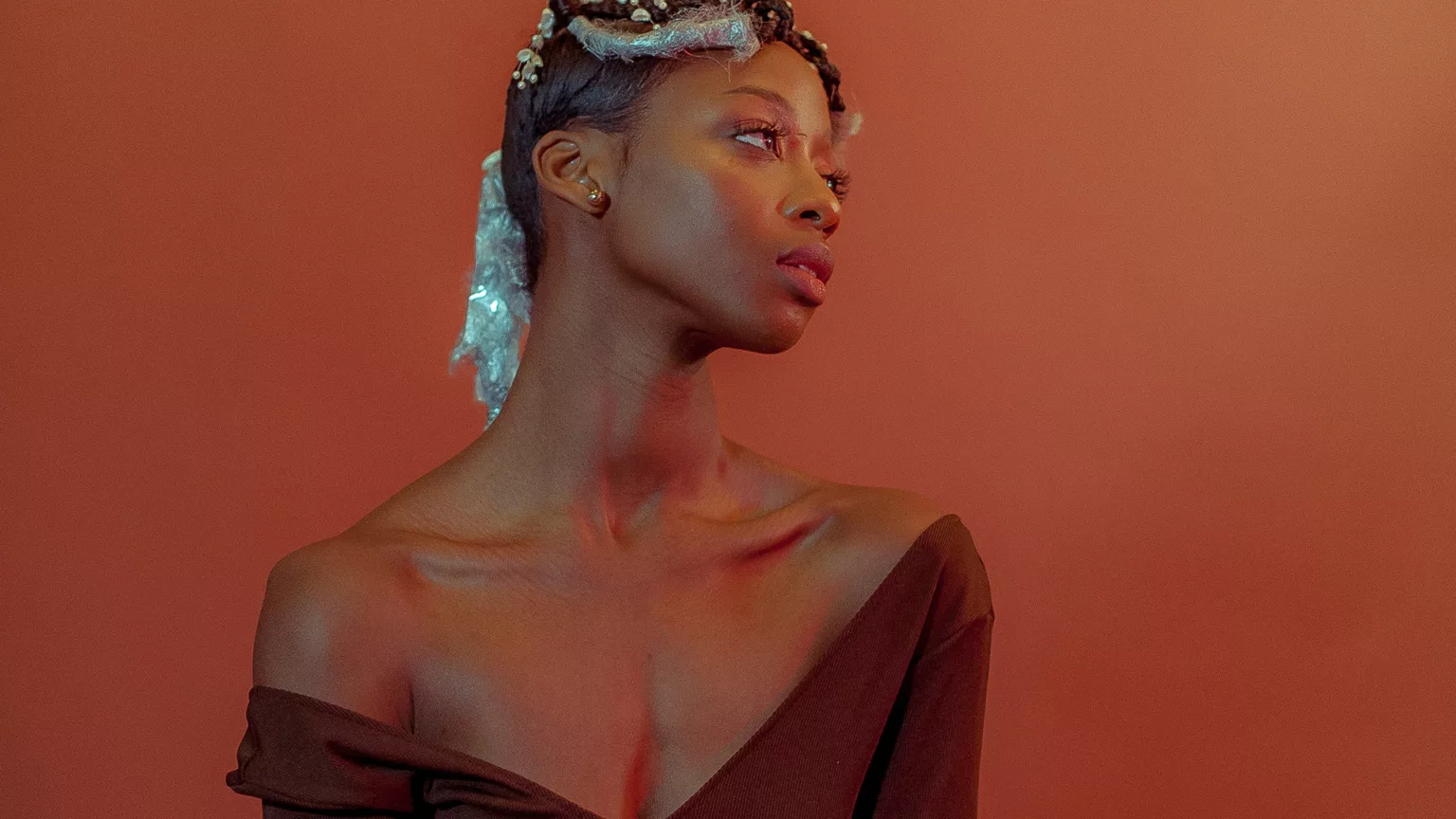 Modelo relaxando fora das redes sociais para manter a saúde mental