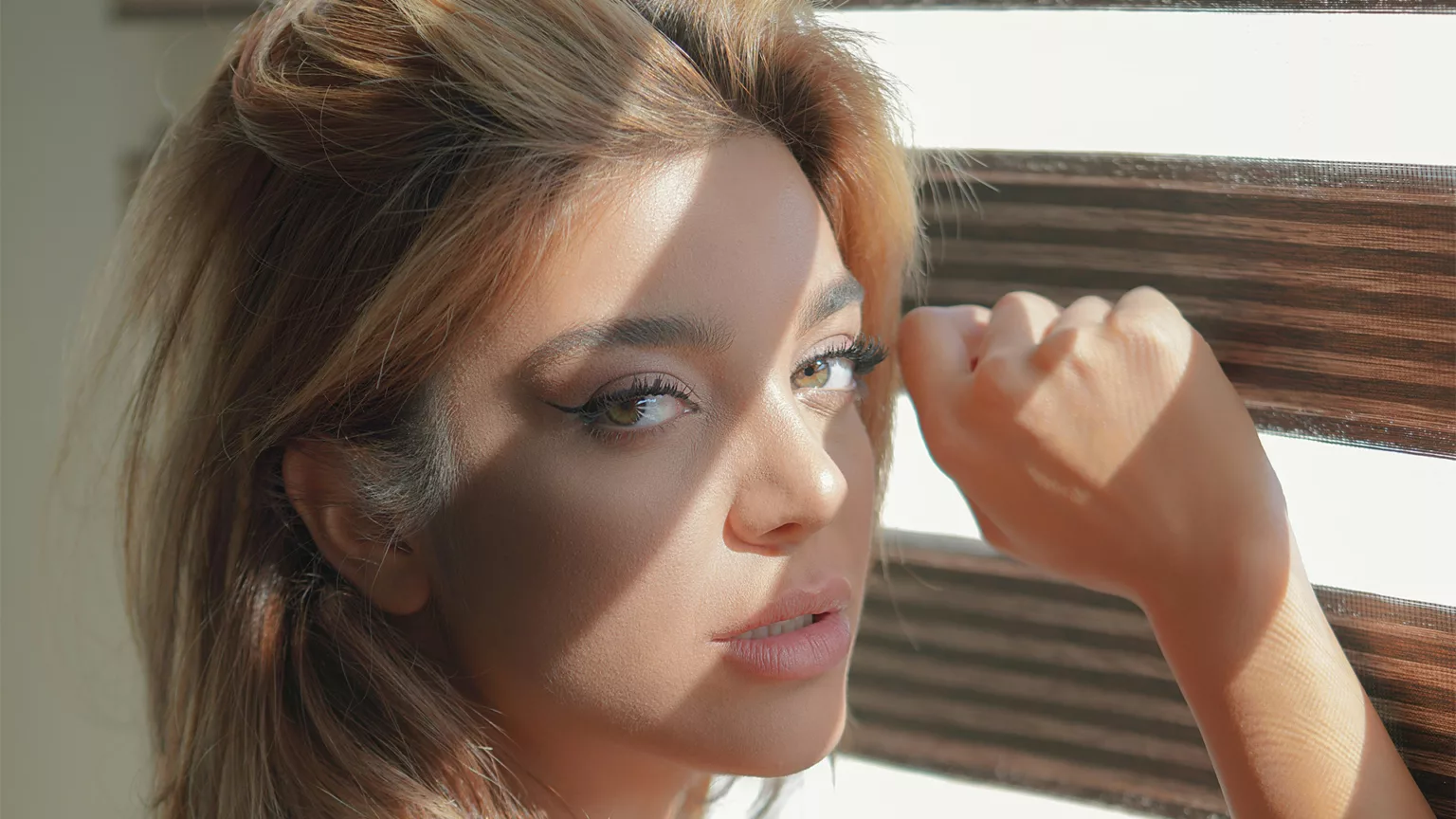 Профессиональная модель OnlyFans в маске и стильных очках, использующая зашифрованный ноутбук для обеспечения приватности